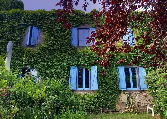 Les Volets Bleus Du Segur 펜션 Le Segur