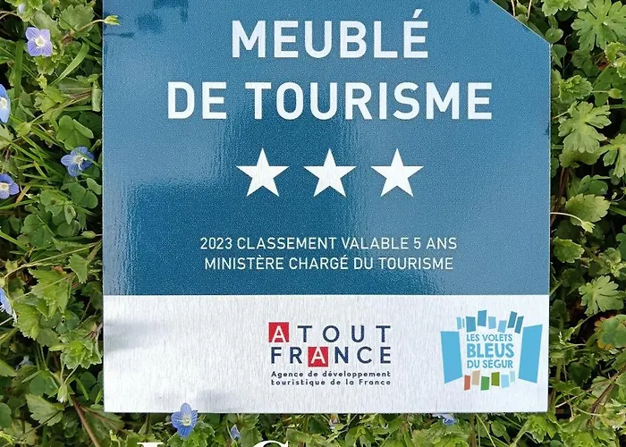 Les Volets Bleus Du Segur 펜션 Le Segur