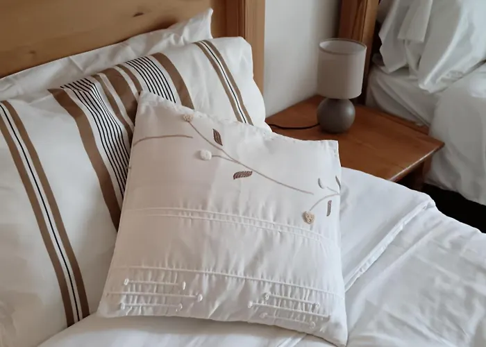 Les Volets Bleus Du Segur 펜션 Le Segur