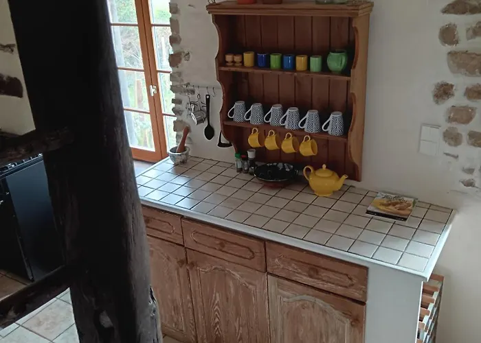 Les Volets Bleus Du Segur 펜션 Le Segur