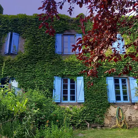 Les Volets Bleus Du Segur Hébergement de vacances Le Segur