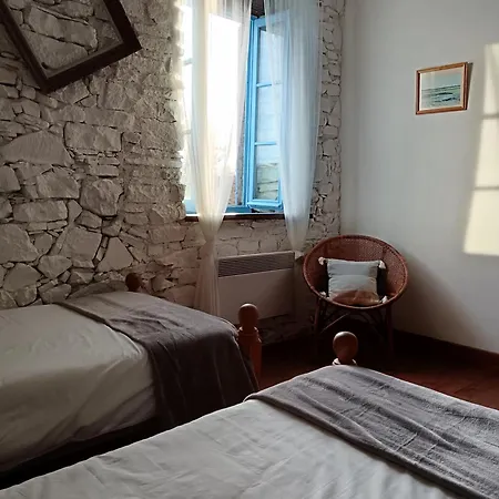 Les Volets Bleus Du Segur Nyaraló *