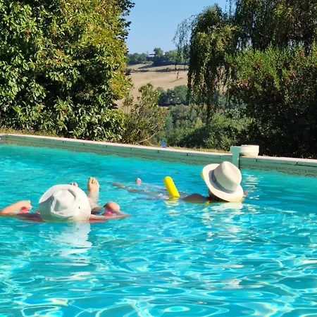 Les Volets Bleus Du Segur Hébergement de vacances Le Segur